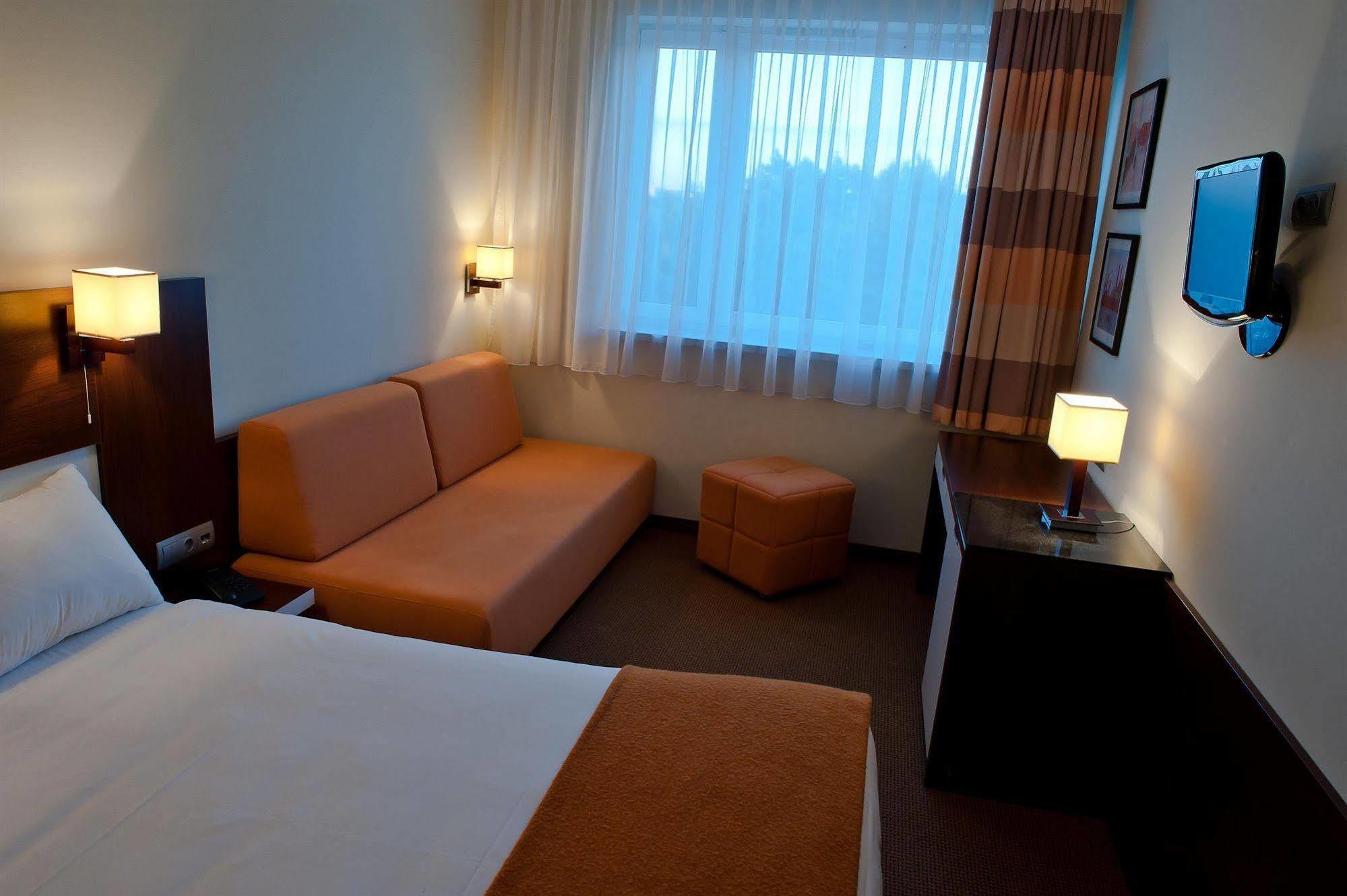 Desilva Inn Katowice Airport Пирзовице Экстерьер фото